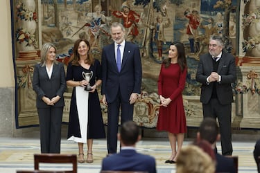 Blanca Fernández Ochoa recibe su galardón en la entrega de los Premios Nacionales del Deporte 2023 y 2024.