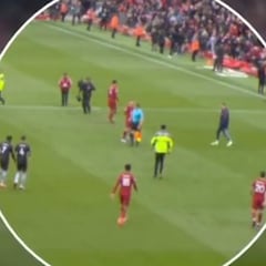 ¡El línier del Arsenal-Liverpool dio un codazo a Robertson!