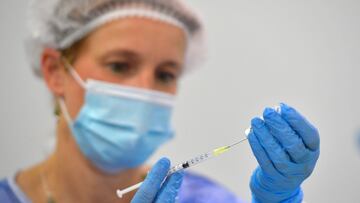 FILE PHOTO: A nurse draws a dose of the BioNtech vaccine against coronavirus disease (COVID-19) at a vaccination centre at the Dresden Fair, in Dresden, Germany, July 29, 2021. REUTERS/Matthias Rietschel/File Photo