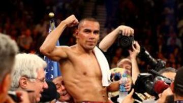 Carlos Amado Molina celebra su victoria ante Ishe Smith.