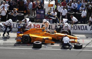 El piloto español Fernando Alonso participa en la última sesión de entrenamientos de las 500 Millas de Indianápolis