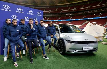 Diez aficionados disfrutarán de una exclusiva noche pernoctando en tiendas de campaña instaladas en el estadio, como ganadores de un sorteo de Hyundai, patrocinador del  Atletico de Madrid. Los jugadores rojiblancos cedieron sus vehículos IONIQ 5 para dotar de energía a diferentes zonas del Eco Camping. En la imagen, Diego Pablo Simeone rodeado de futbolistas del primer equipo.