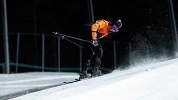 Anders Backe esquiando hacia atrás en Noruega, en marzo del 2024.