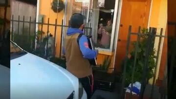El video más emotivo de la crisis: visita a sus padres y les toca el acordeón desde afuera