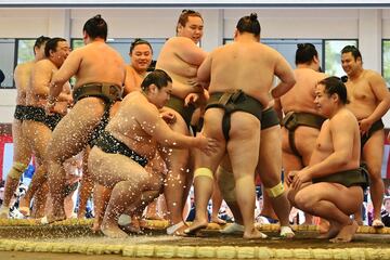 Los mejores luchadores de sumo participan en el 'Honozumo', una exhibición anual ante miles de espectadores en el Santuario Yasukuni.