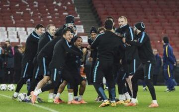 Último entrenamiento del Barcelona antes del partido de Champions League de octavos de final frente al Arsenal 