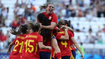 LYON, 03/08/2024.- La defensora de España Irene Paredes (2d) celebra su gol con su compañeras de equipo durante el partido de cuartos de final de fútbol femenino de los Juegos Olímpicos de París 2024, disputado en el Estadio de Lyon (Francia). EFE/ Kiko Huesca
