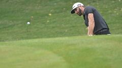 Dustin Johnson golpea una bola durante el WGC-HSBC Champions en el Sheshan International golf club de Shanghai.