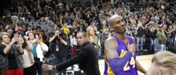 Kobe Bryant se despide de los aficionados del AT&T Center.