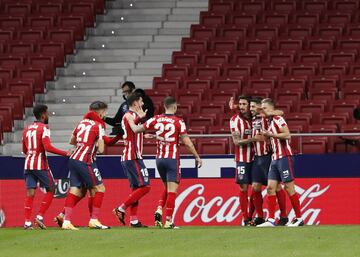 Luis Su¨¢rez celebra con sus compa?eros el 1-0 al Getafe.