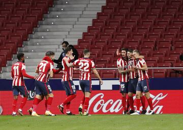 Luis Surez celebra con sus compa?eros el 1-0 al Getafe. 