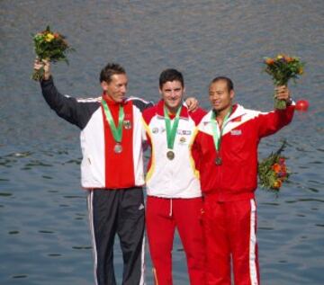 David Cal en el podio (medalla de oro) tras ganar la final de C1- 500 m de la Copa del Mundo de Duisburgo en 2010.