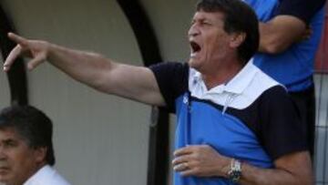 El entrenador de Universidad Catolica Julio Cesar Falcioni da instrucciones a sus jugadores durante el partido de primera division contra Audax disputado en el estadio San Carlos de Apoquindo de Santiago, Chile. 
 25/10/2014 