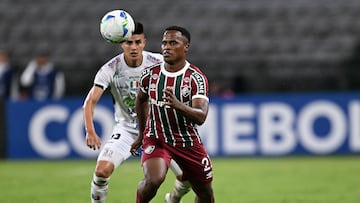 Once Caldas' midfielder #33 Juan Patino and Fluminense's Colombian midfielder #21 Jhon Arias fight for the ball during the Copa Sudamericana group stage football match between Colombia's Once Caldas and Brazil's Fluminense at the Palogrande stadium in Manizales, Colombia, on April 1, 2025. (Photo by RAUL ARBOLEDA / AFP)