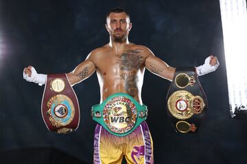 Con un récord de 15 victorias y dos derrotas, a sus 34 años Lomachenko ha sido campeón mundial pluma y superpluma de la WBO, además de campeón mundial de la WBA, WBO y WBC en peso ligero. Nacido en Bilhorod-Dnistrovskyi, en Odesa, el ucraniano ahora se ha unido al Batallón de Defensa Territorial de esta zona, tal y como ha mostrado la propia cuenta de Facebook de Lomachenko con una instantánea del púgil armado y con vestimenta militar. El boxeador se encontraba en Grecia cuando comenzó la invasión rusa, y no dudó en regresar a su país para ayudar a pesar de tener programada una pelea ante George Kambosos el próximo 5 de julio.