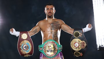 Con un récord de 15 victorias y dos derrotas, a sus 34 años Lomachenko ha sido campeón mundial pluma y superpluma de la WBO, además de campeón mundial de la WBA, WBO y WBC en peso ligero. Nacido en Bilhorod-Dnistrovskyi, en Odesa, el ucraniano ahora se ha unido al Batallón de Defensa Territorial de esta zona, tal y como ha mostrado la propia cuenta de Facebook de Lomachenko con una instantánea del púgil armado y con vestimenta militar. El boxeador se encontraba en Grecia cuando comenzó la invasión rusa, y no dudó en regresar a su país para ayudar a pesar de tener programada una pelea ante George Kambosos el próximo 5 de julio.