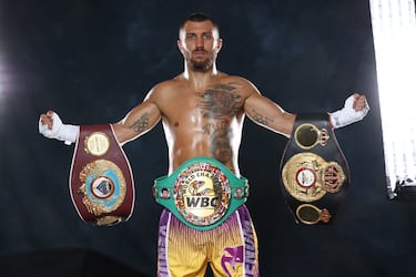 Con un récord de 15 victorias y dos derrotas, a sus 34 años Lomachenko ha sido campeón mundial pluma y superpluma de la WBO, además de campeón mundial de la WBA, WBO y WBC en peso ligero. Nacido en Bilhorod-Dnistrovskyi, en Odesa, el ucraniano ahora se ha unido al Batallón de Defensa Territorial de esta zona, tal y como ha mostrado la propia cuenta de Facebook de Lomachenko con una instantánea del púgil armado y con vestimenta militar. El boxeador se encontraba en Grecia cuando comenzó la invasión rusa, y no dudó en regresar a su país para ayudar a pesar de tener programada una pelea ante George Kambosos el próximo 5 de julio.