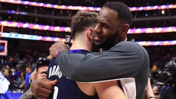 LeBron Jamers y Luka Doncic se abrazan al finalizar el encuentro