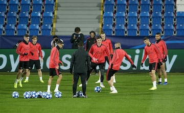 Benzema, Courtois y Reguilón.