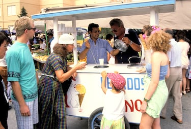 Turistas alrededor de un vendedor de helados en Águilas, una ciudad y municipio de la comunidad autónoma de la Región de Murcia en España.