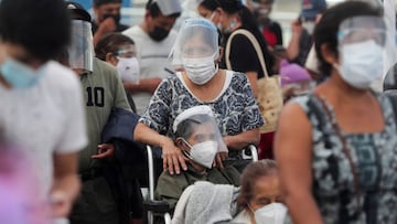 People wait to receive the Pfizer vaccine against the coronavirus disease (COVID-19), during a mass vaccination program for the elderly, in Lima, Peru April 16, 2021. Picture taken April 16, 2021. REUTERS/Sebastian Castaneda