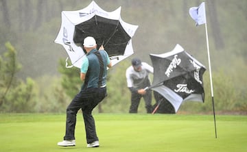 Daniel Young de Escocia y Damien Perrier de Francia luchan por controlar sus paraguas ante los fuertes vientos y la lluvia durante la segunda ronda del Open de Portugal en Royal Obidos Spa & Golf Resort en Obidos, Portugal.