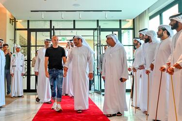 Andrés Iniesta fue presentado como nuevo jugador del Emirates Club. Fue recibido en Sharjah, al lado de Dubai, por el presidente del club Youssef Al Batran. En su nuevo equipo, un recién ascendido a la Primera División del país, jugará de blanco y llevará el número 8, como hizo durante su etapa en el Barcelona y en el Vissel Kobe.