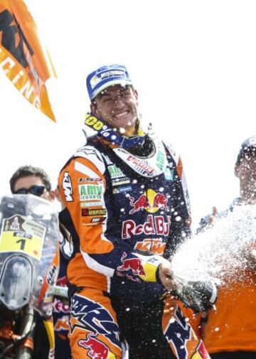 El piloto español de KTM Marc Coma festeja su victoria en la categoría de motos tras la última etapa en el Rally Dakar 2015 hoy, sábado 17 de enero de 2015, entre las localidades de Rosario y Buenos Aires, Argentina. El Dakar 2015 finalizó hoy tras disputarse desde el 3 y el 17 de enero entre Argentina, Chile y Bolivia. 