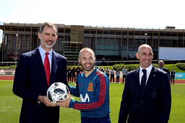 El Rey posa con Andrés Iniesta y con Luis Rubiales. 