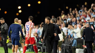 Lenglet, en el momento de abandonar el terreno de juego.