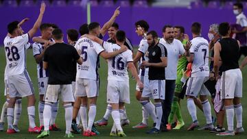 VALLADOLID, SPAIN - JULY 04: Real Valladolid Head coach, Sergio Gonzalez celebrates with his players after victory in the Liga match between Real Valladolid CF and Deportivo Alaves at Jose Zorrilla on July 04, 2020 in Valladolid, Spain. (Photo by Gonzalo