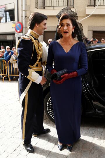 El novio, Rodrigo Fontcuberta, llegando a la iglesia con su madre, María de la Asunción de Bustos y Marín. 