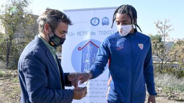 Koundé, tras realizar su donación.