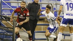 Javi Jim&eacute;nez, jugador del CD Mirand&eacute;s, conduce un bal&oacute;n durante un partido de LaLiga SmartBank ante el Real Zaragoza.