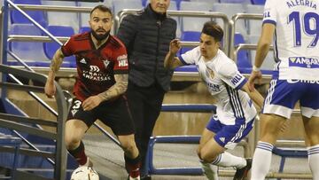 Javi Jiménez, jugador del CD Mirandés, conduce un balón durante un partido de LaLiga SmartBank ante el Real Zaragoza.