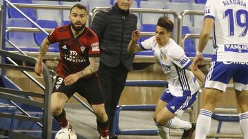 Javi Jim&eacute;nez, jugador del CD Mirand&eacute;s, conduce un bal&oacute;n durante un partido de LaLiga SmartBank ante el Real Zaragoza.