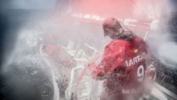 El patrón del 'Mapfre, Iker Martínez recibe una rociada de agua en el rápido descenso a Atlántico Sur.