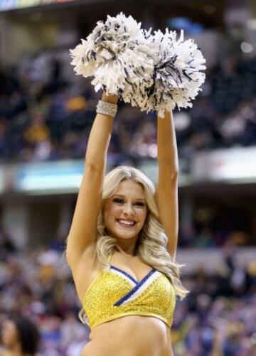 Una de las bellas cheerleaders de los Indiana Pacers.