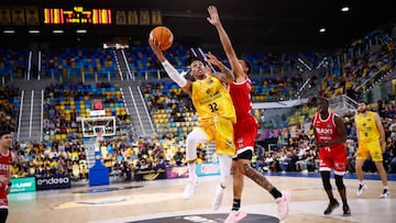 Joe Thomasson, escolta del Gran Canaria, ataca la defensa del Baxi Manresa.