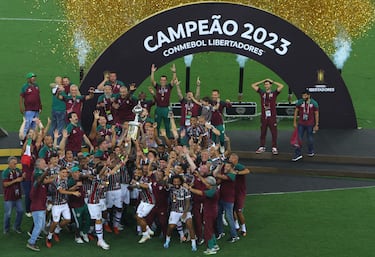 Marcelo celebra la Copa Libertadores con sus compañeros.