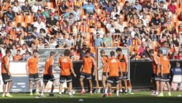 M&aacute;s de 3.000 personas acuden al entrenamiento en Mestalla