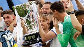 Los jugadores del Real Madrid, con el trofeo de campeón de Liga conquistado la temporada 2021-2022.