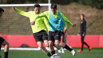 22-11-24. JESÚS BERNAL Y LANDER OLAETXEA, EN EL ENTRENAMIENTO DEL SPORTING EN MAREO.