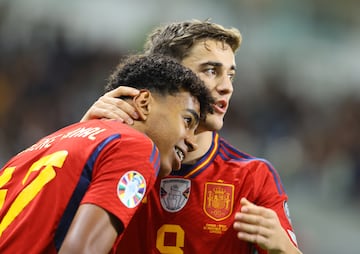 Gavi y Yamal celebran uno de los goles de España ante Chipre