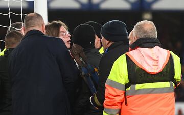 Ocurrió en el minuto 50 del Everton-Newcaslte. Un espectador, con una camiseta en la que se leía 'Just stop oil' se ha atado con una brida al poste. El partido estuvo parado durante siete minutos hasta que la seguridad del estadio del Everton consiguió romper la brida.