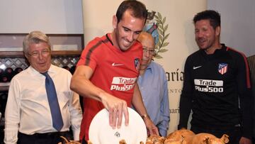 GRA495. SEGOVIA, 18/07/2017.- (I-D) El presidente del Atl&eacute;tico de Madrid, Enrique Cerezo, el capit&aacute;n, el uruguayo Diego Gad&iacute;n, y el entrenador, el argentino Diego Simeone, durante la tradicional cena que han realizado en el restaurante Jos&eacute; Mar&iacute;a de la capital segoviana, donde se han trasladado una vez finalizada la sesi&oacute;n de entrenamiento vespertina en Los &Aacute;ngeles de San Rafael. EFE/Pablo Mart&iacute;n