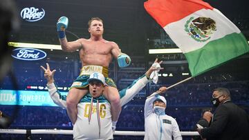 Canelo Alvarez celebra su victoria sobre Billy Joe Saunders.