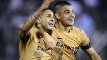 Ismael Sosa y Gerardo Alcoba celebran el segundo gol de Pumas.