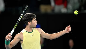 Carlos Alcaraz, al final de su partido contra Miomir Kecmanovic en el Open de Australia.