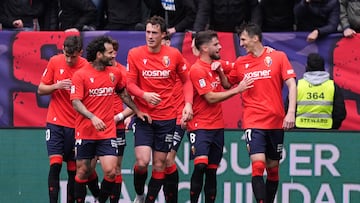 Los jugadores de Osasuna celebran su gol ante el Betis.